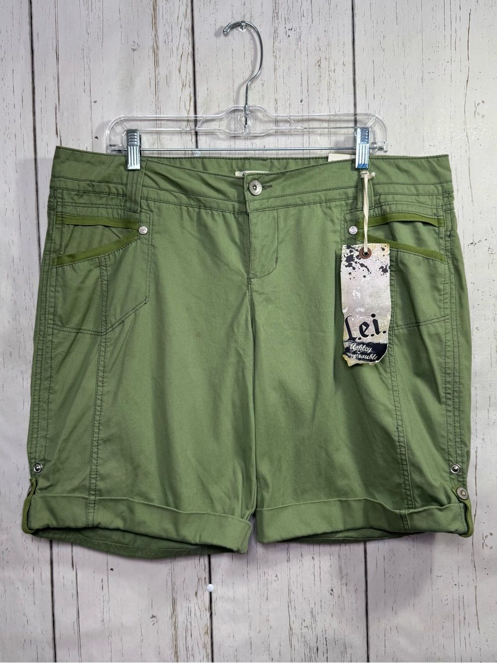 L.E.I. Green Cargo Bermuda Shorts Size 17 Juniors Y2K Utility Streetwear Skater
